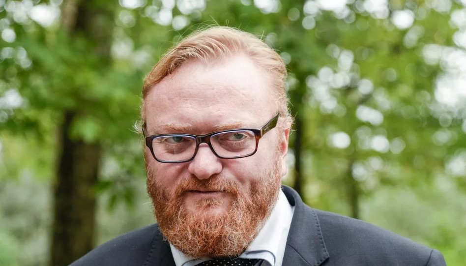 Виталий Милонов назвал Галкина «мелким скунсом в желтых штанах»