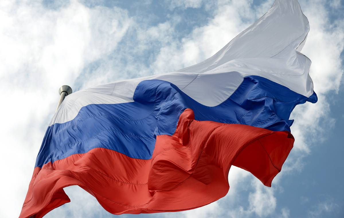 В российских школах поднимут флаги и исполнят гимн