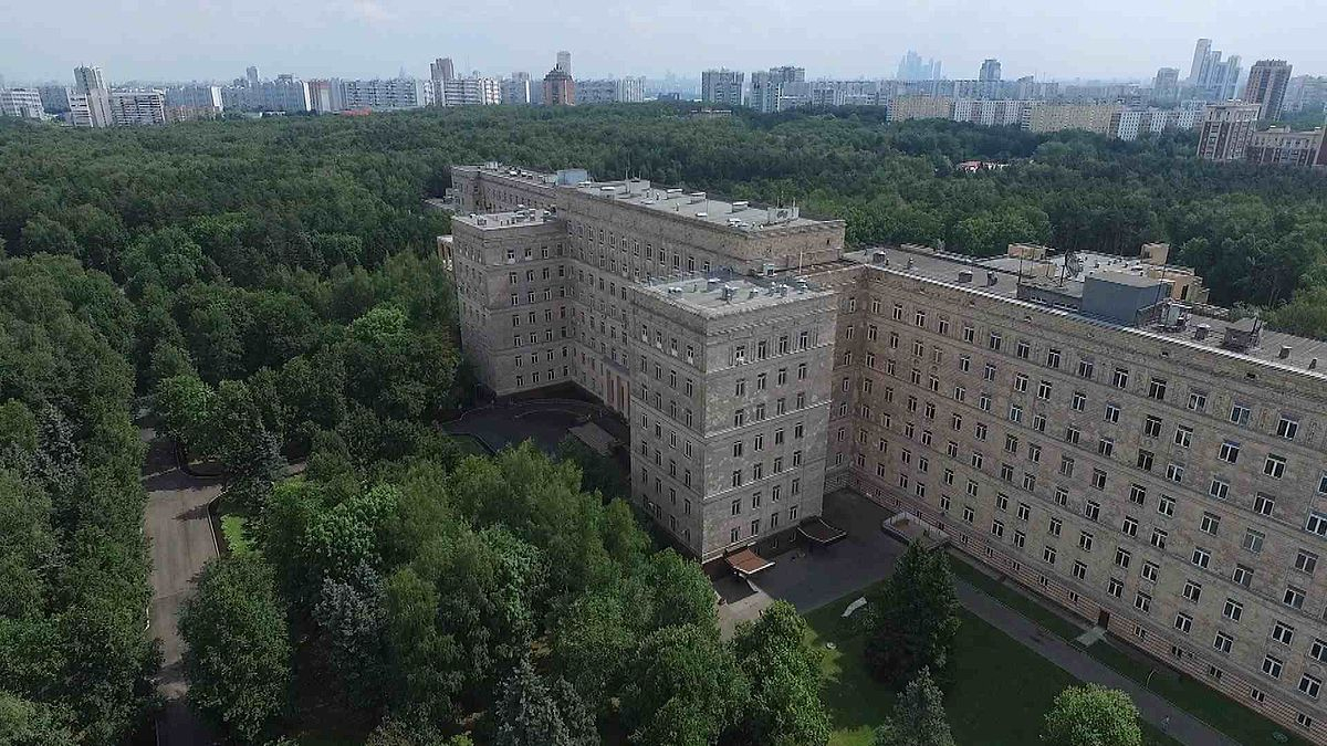 Readovka публикует обстановку вокруг ЦКБ, где скончался вице-президент «Лукойла»
