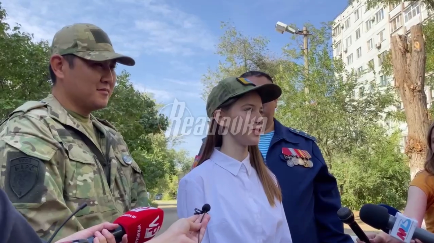К школьнице, писавшей письма бойцам ВС РФ на Украине, приехали военные из Калмыкии