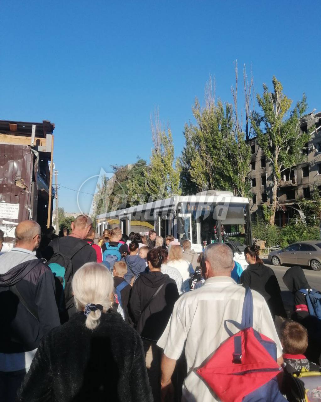 В Мариуполе родители впервые отправили своих детей на учебу на специальном транспорте