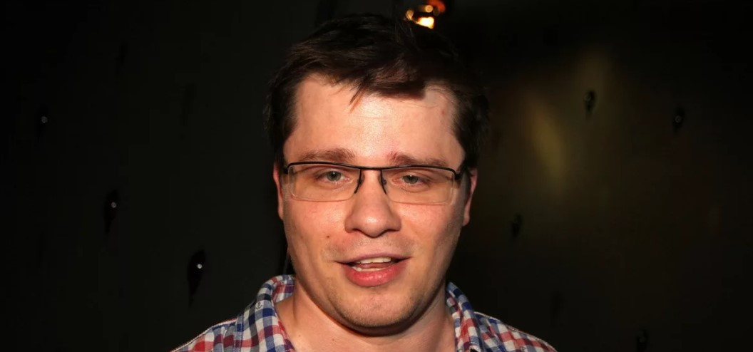Гарик Харламов вспомнил, что случайно оказался в другом городе, как герой «Иронии судьбы»