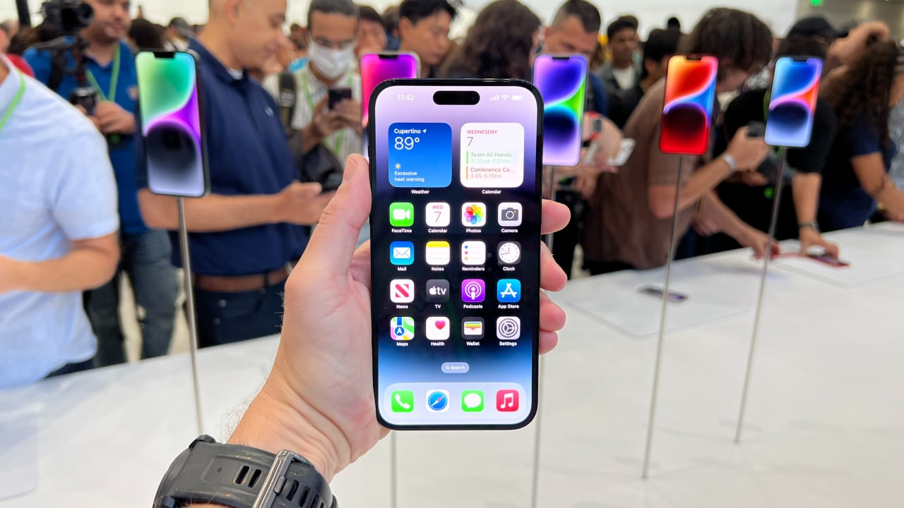 Глава Минпромторга: iPhone 14 поставят в Россию по параллельному импорту