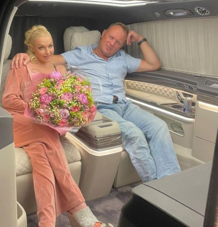 Анастасия Волочкова выложила фото из автомобиля с неизвестным мужчиной