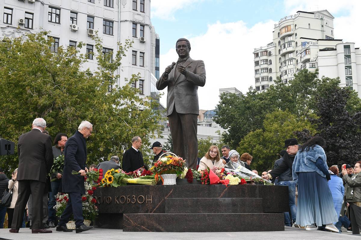 Журналистка Алена Жигалова показала, как выглядит памятник Иосифу Кобзону