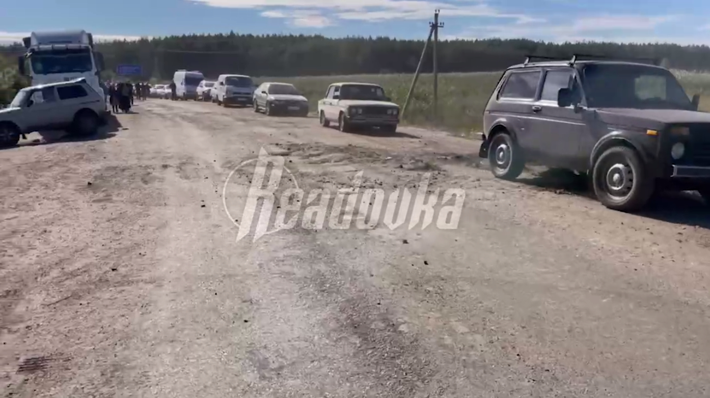 На въезде в Белгородскую область ВС РФ и волонтеры выдают гуманитарную помощь людям