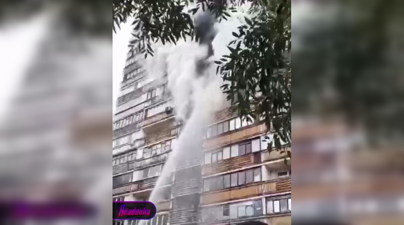 Из-за пожара в многоэтажке в Москве пострадали три человека