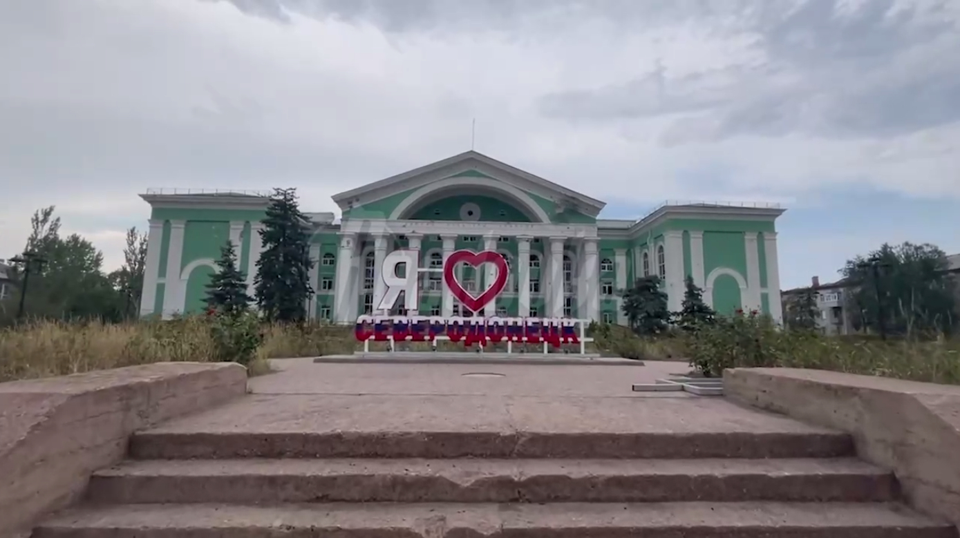 «Это наш дом, наша земля»: полуразрушенный в боях Северодонецк отстраивается вновь