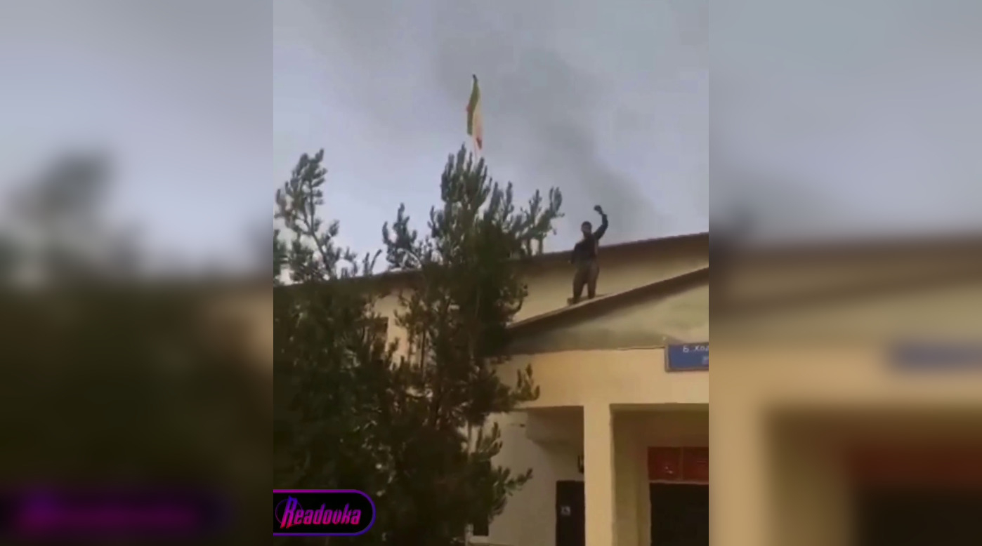 Военные Таджикистана установили флаг на одном из административных зданий в Киргизии