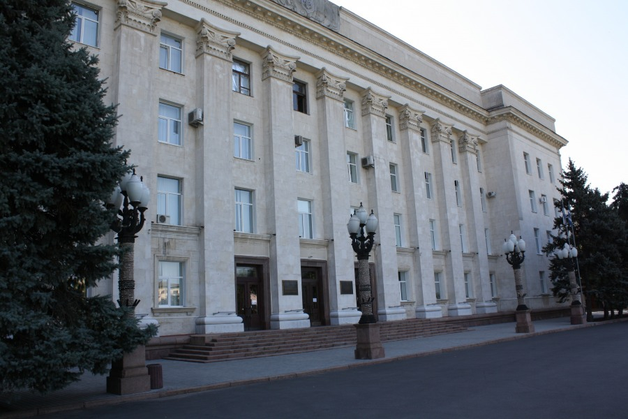 В результате удара по херсонской ВГА пострадала сотрудница администрации