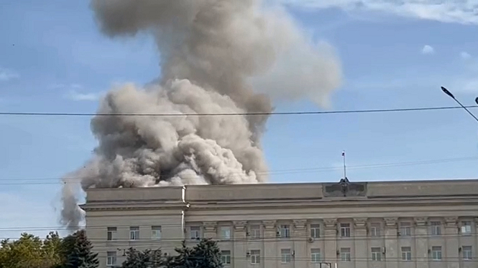 ВСУ совершили почти одновременно две атаки по административным зданиям Херсона и Луганска
