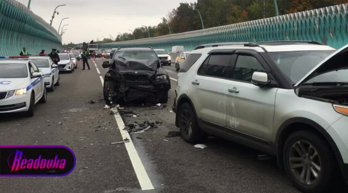 В Москве водитель BMW влетел в Ford, стоящий на проезжей части из-за поломки