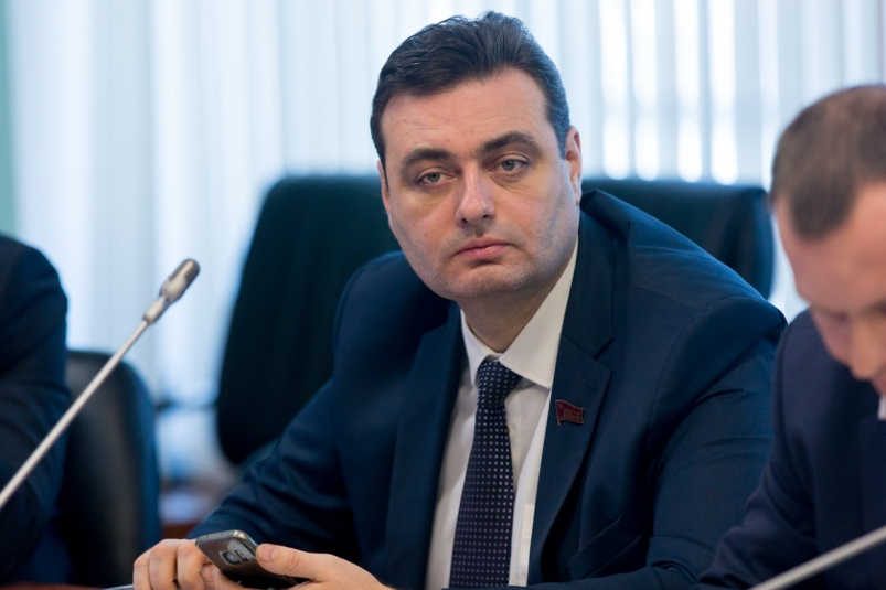Приморского депутата от КПРФ приговорили к 13 годам тюрьмы за растление ребенка