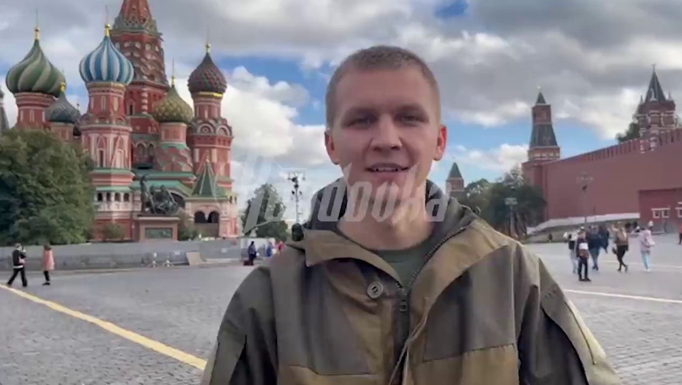 Военкор Readovka вышел на Красную площадь, чтобы узнать мнение россиян о грядущем референдуме