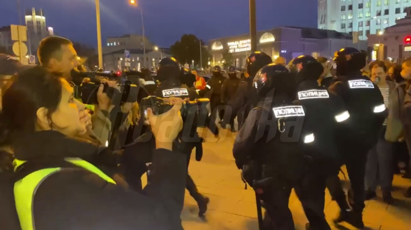 На Арбате сейчас так: после первых задержаний протест близится к завершению