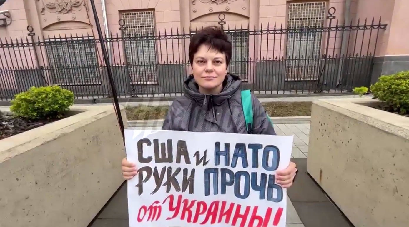 Пикетчики возле посольства США требуют прекратить агрессию НАТО  в отношении Донбасса