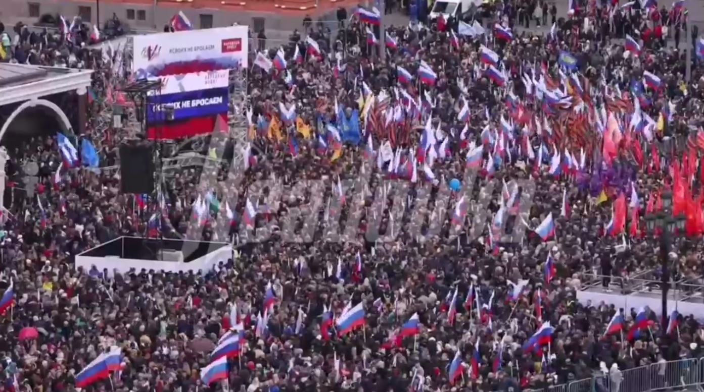 Манежная площадь сейчас: продолжается митинг «Своих не бросаем»