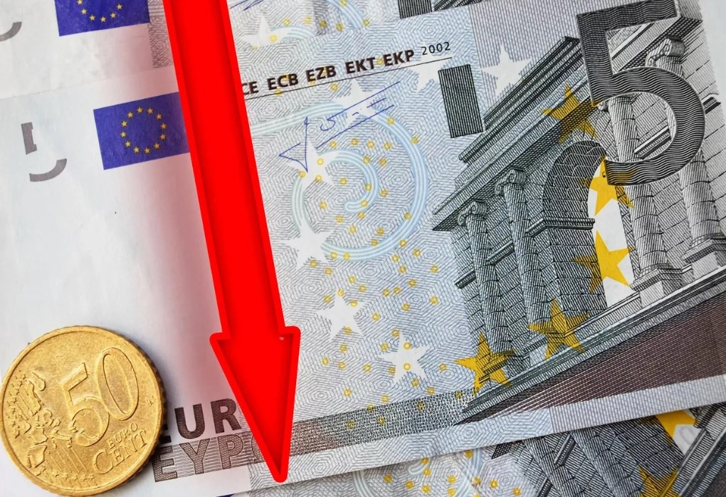 Евро упал до 55 рублей, что вообще происходит?