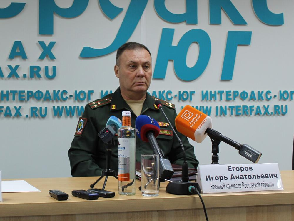 Выехать из страны мужчинам теперь можно только со справкой