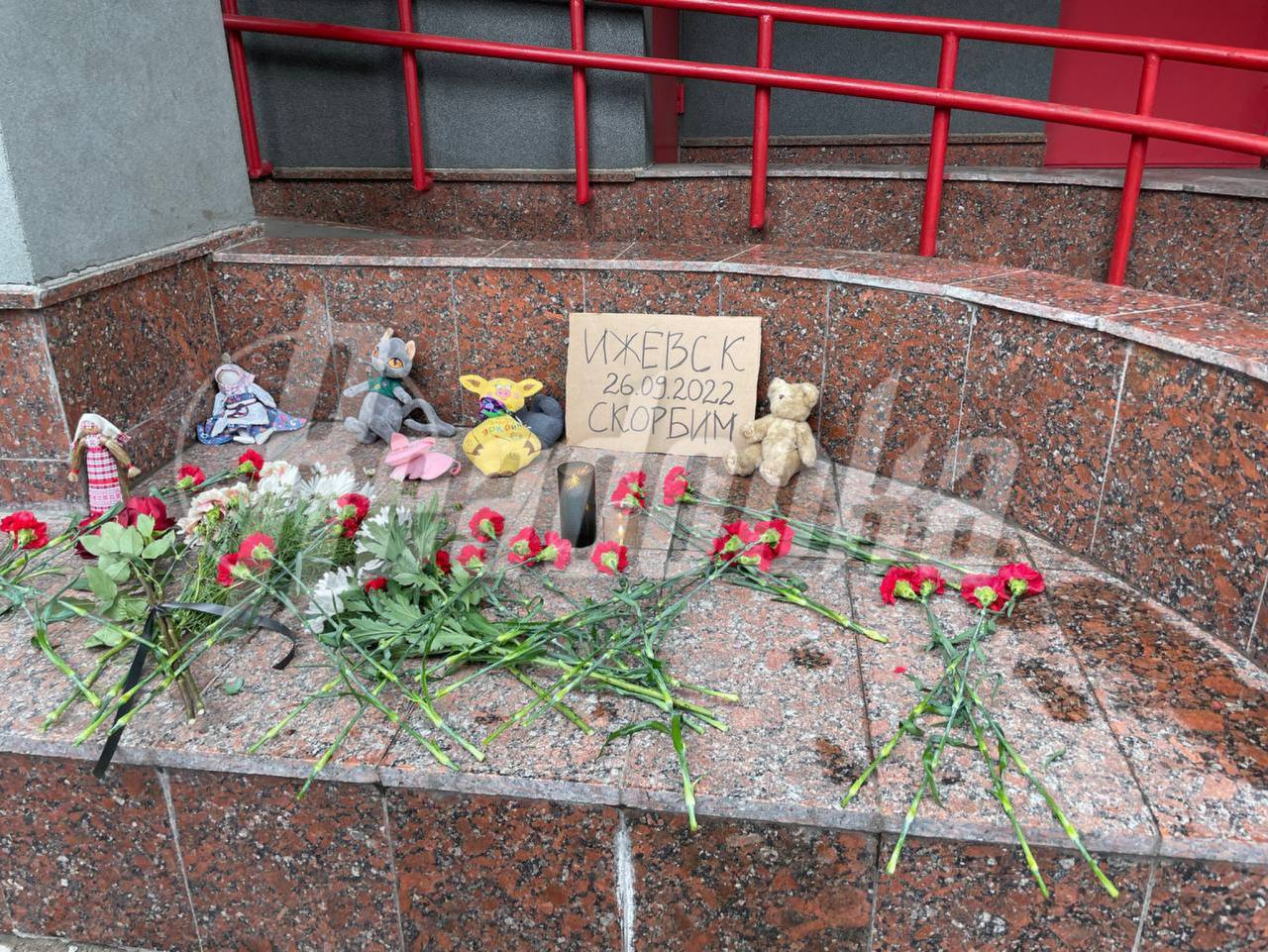 В Москве появился стихийный мемориал в память о погибших в школе в Ижевске