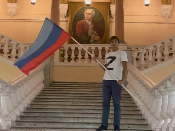 На студента МГУ, заступившегося на третьекурсника, напали прямо у факультета