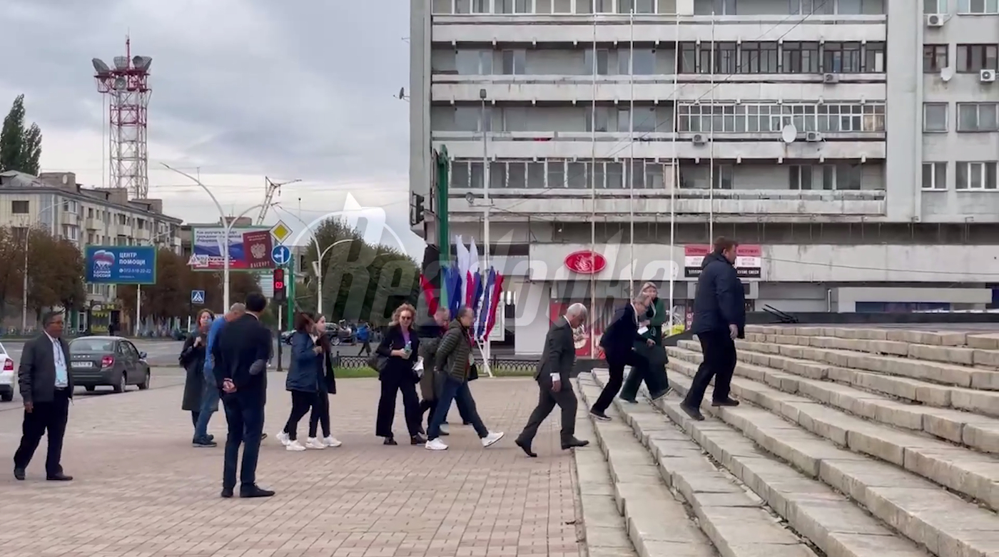 В последний день референдума иностранные наблюдатели прибывают в избирком в ЛНР