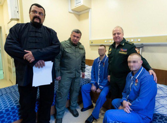 Стивен Сигал навестил военнослужащих, которые получили ранения во время СВО