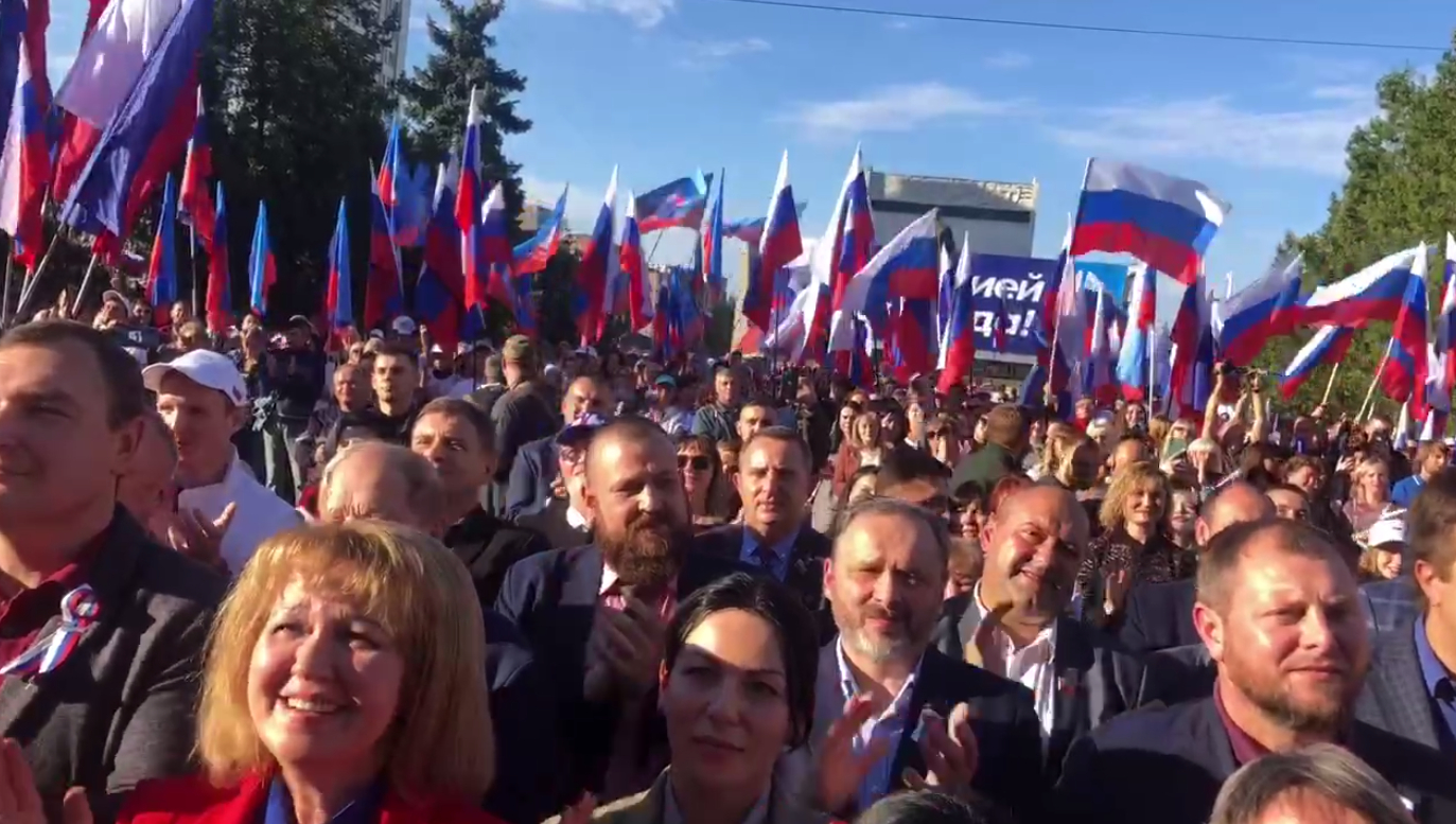 Жители Донецка и Луганска ликуют после подписания договора о вхождении в состав РФ