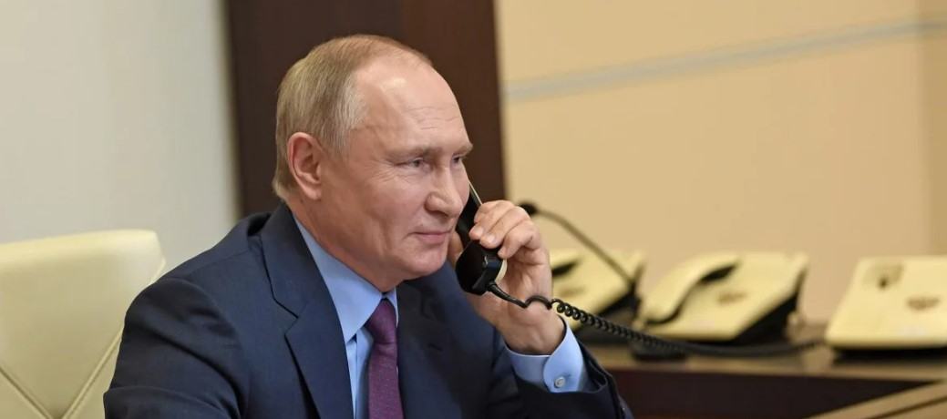 Президент России Владимир Путин поговорил по телефону с королем Бахрейна
