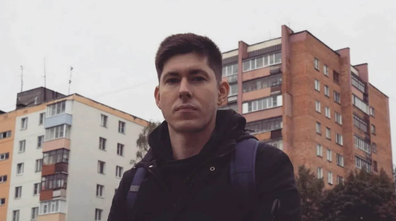 ФСБ пытается попасть в квартиру блогера Рудого 