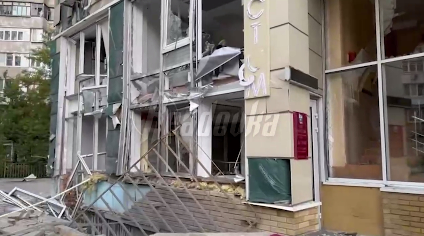 Под удар ВСУ попали ЖК и отделение банка в Киевском районе Донецка