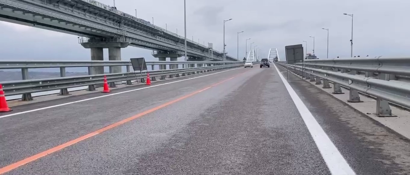 На Крымском мосту запустили движение автотранспорта по обеим полосам дороги