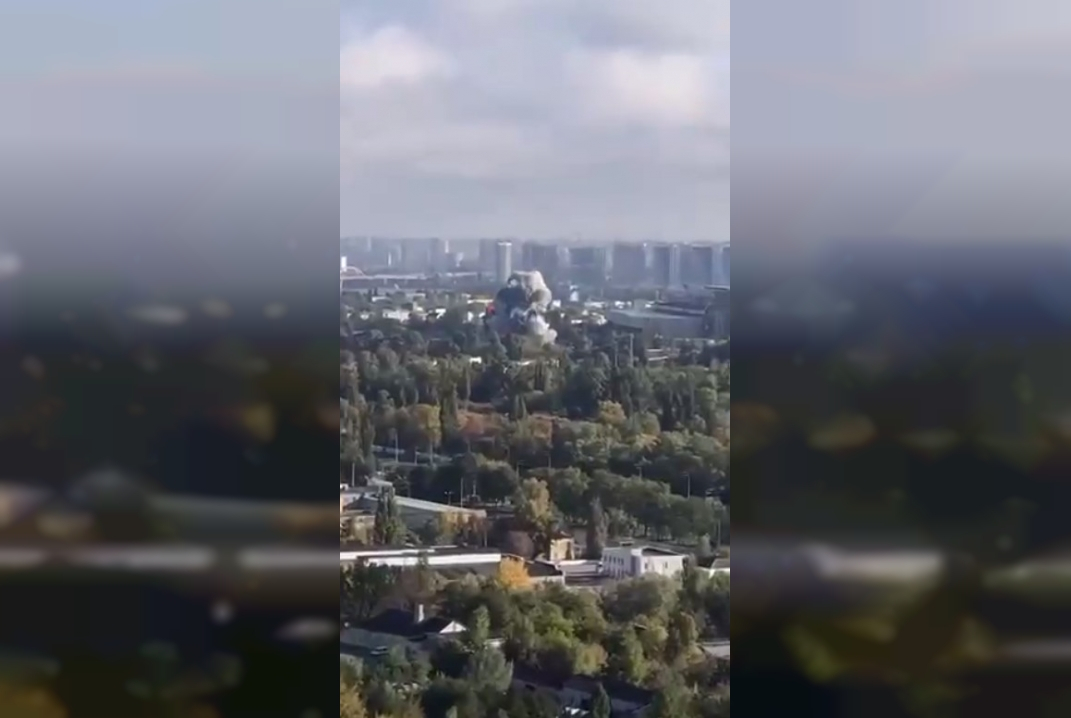 Появились эффектные кадры прилета двух «Калибров» по ТЭЦ в Киеве