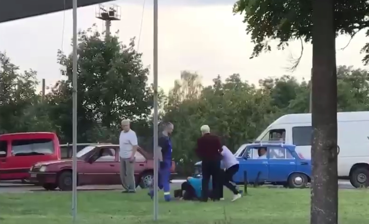 На АЗС при выезде из Киева люди дерутся за место в очереди