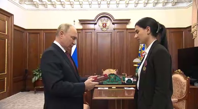 Владимир Путин передал посмертную награду Героя России дочери Ольги Качуры