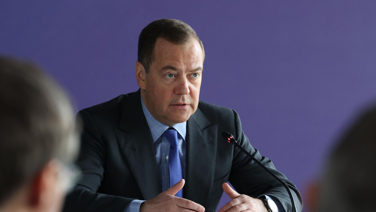 Медведев отреагировал на колоссальные поставки оружия Украине со стороны США