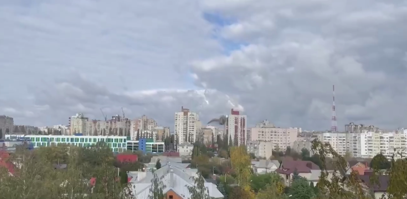 Появились кадры попадания снаряда в многоэтажку в Белгороде