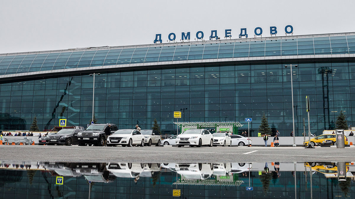 Более полутысячи человек вынужденно провели ночь в Домодедово