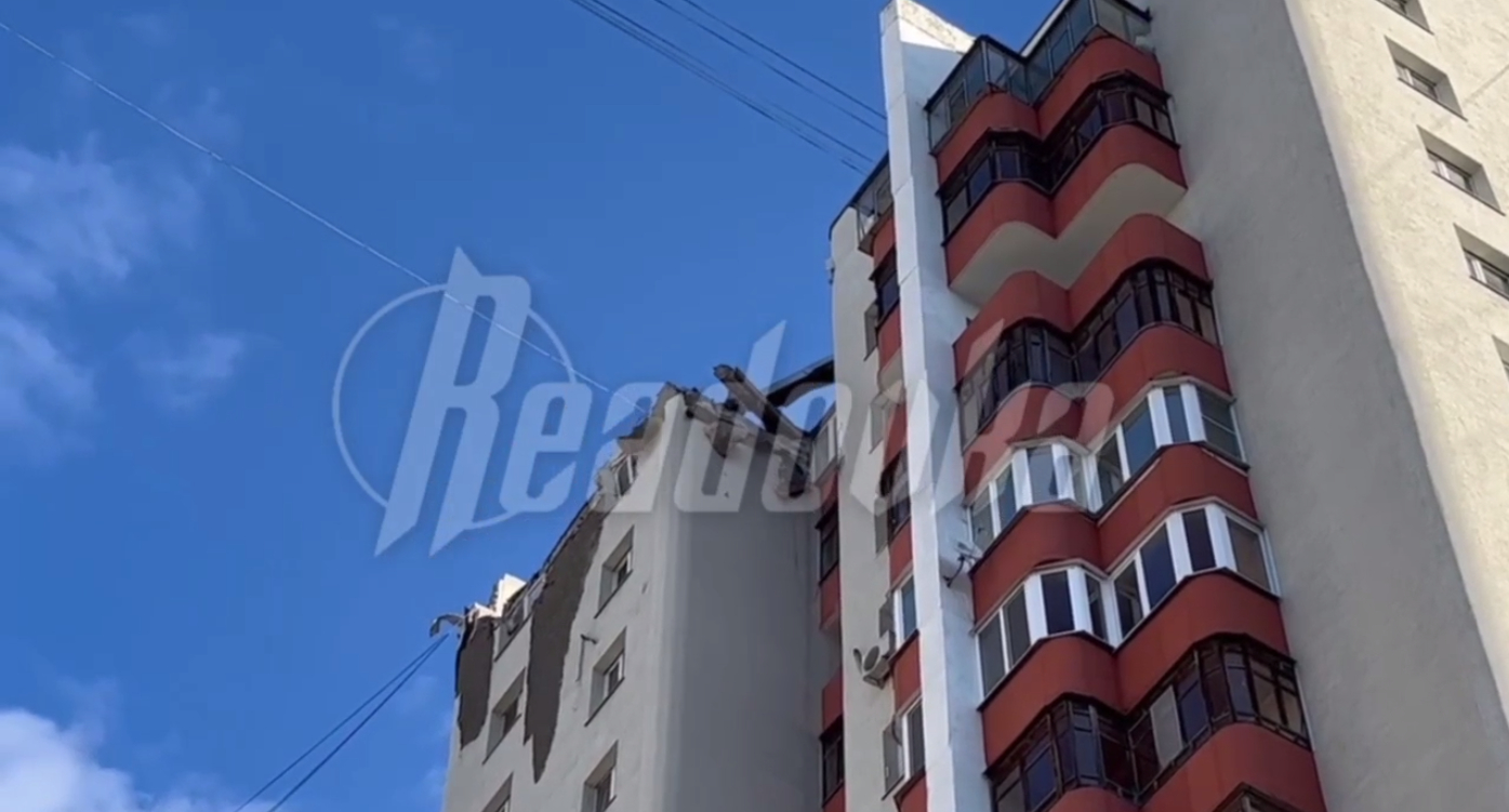 В Белгороде оценивают ущерб, полученный жилой высоткой в результате попадания осколков