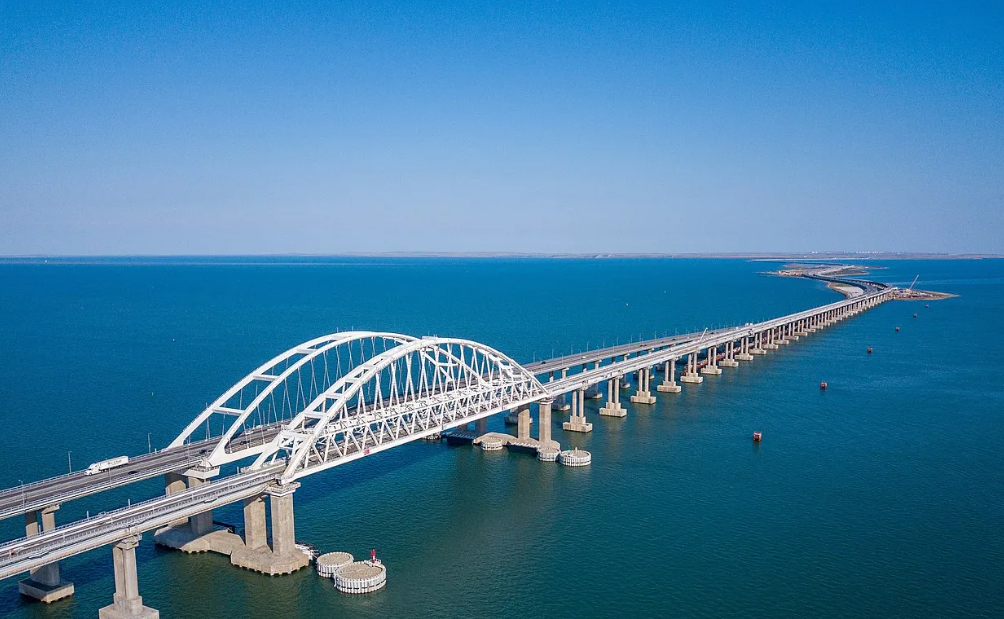 По Крымскому мосту началось движение автобусов