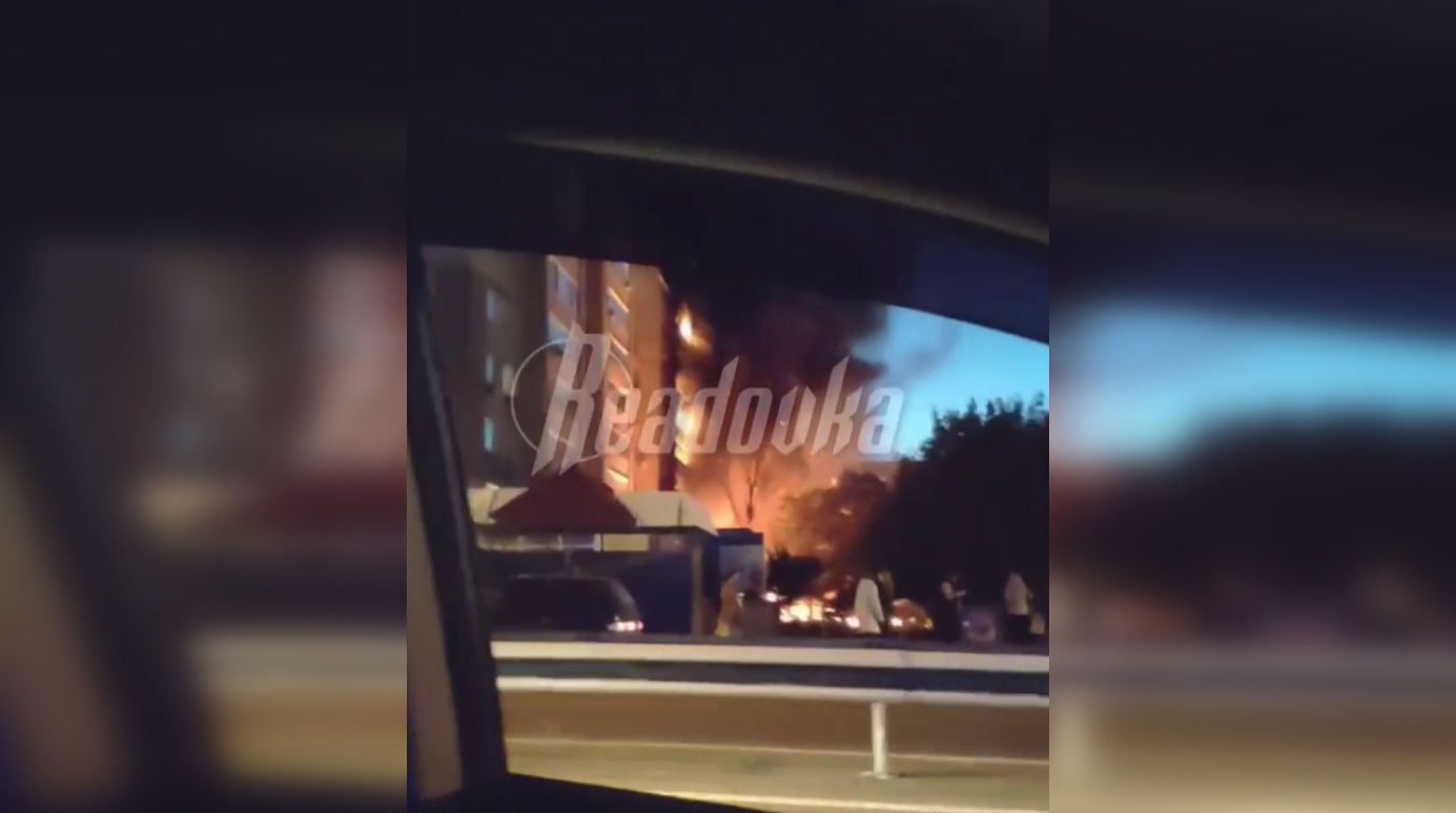 В Ейске военный самолет упал на жилой дом