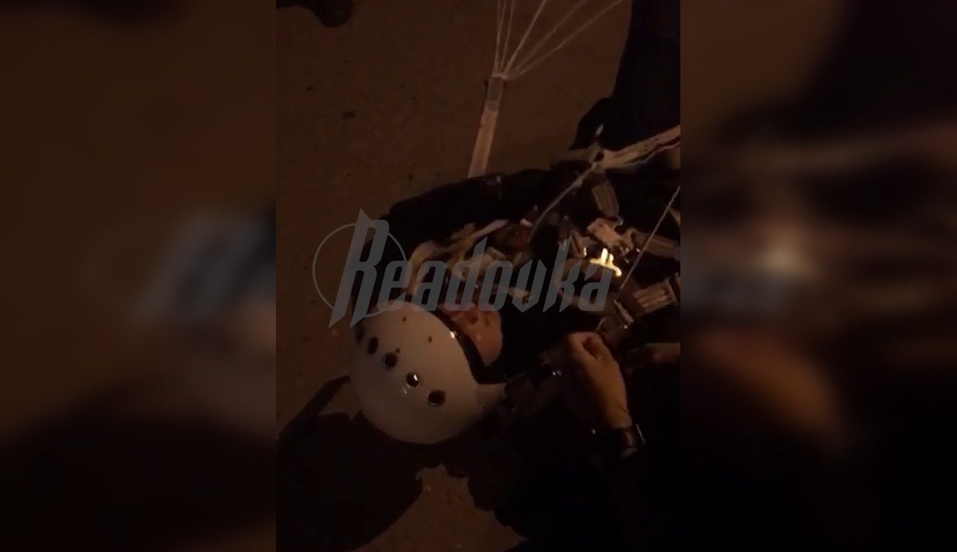 Выживший пилот оказался на асфальте после катапультирования
