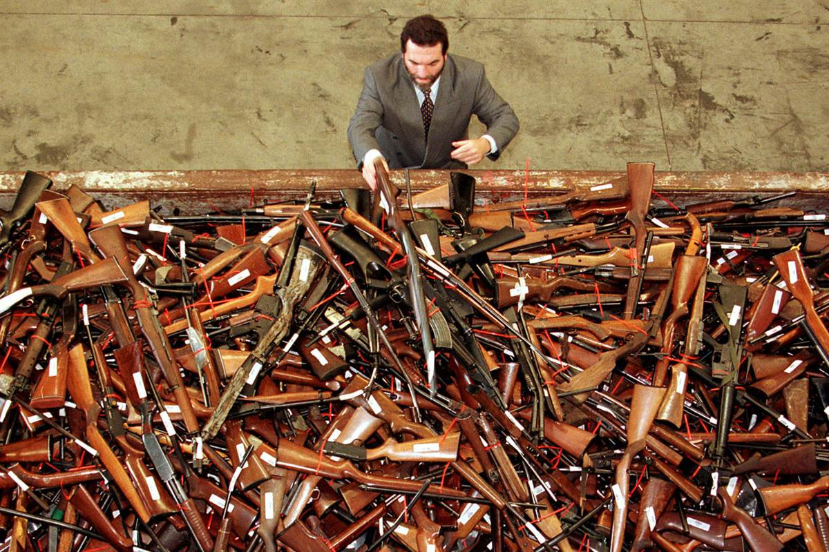 Смоленские правоохранители задержали владельцев нелегальных оружейных мастерских