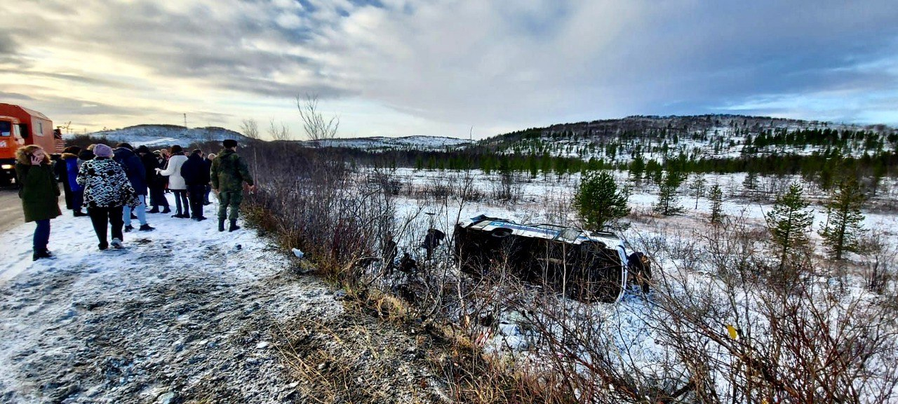 Под Мурманском вылетел с трассы и перевернулся рейсовый автобус