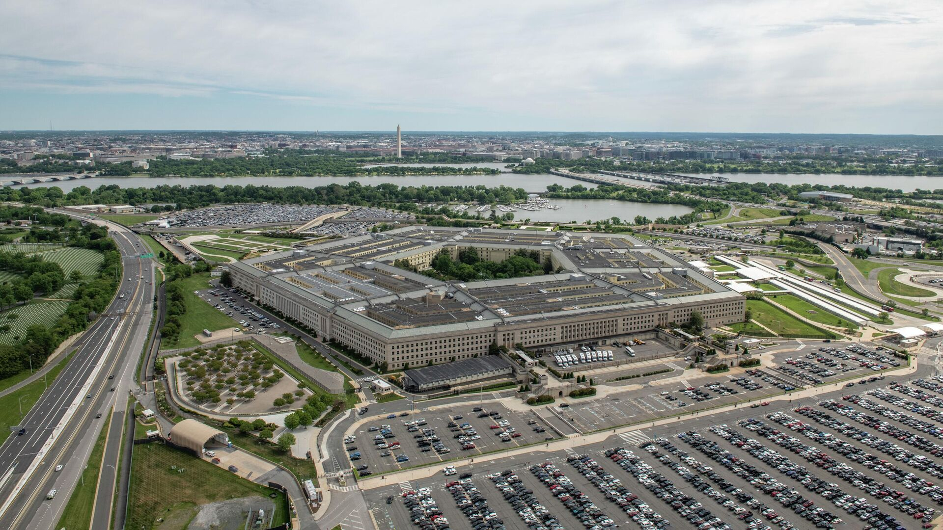 Пентагон: главы МО РФ и США обсудили важность поддержания линий коммуникаций