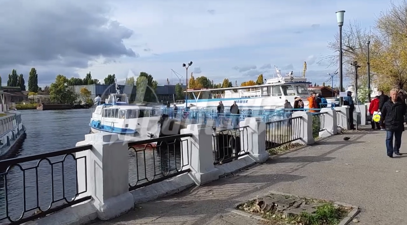 Херсонцев перевозят на левый берег Днепра