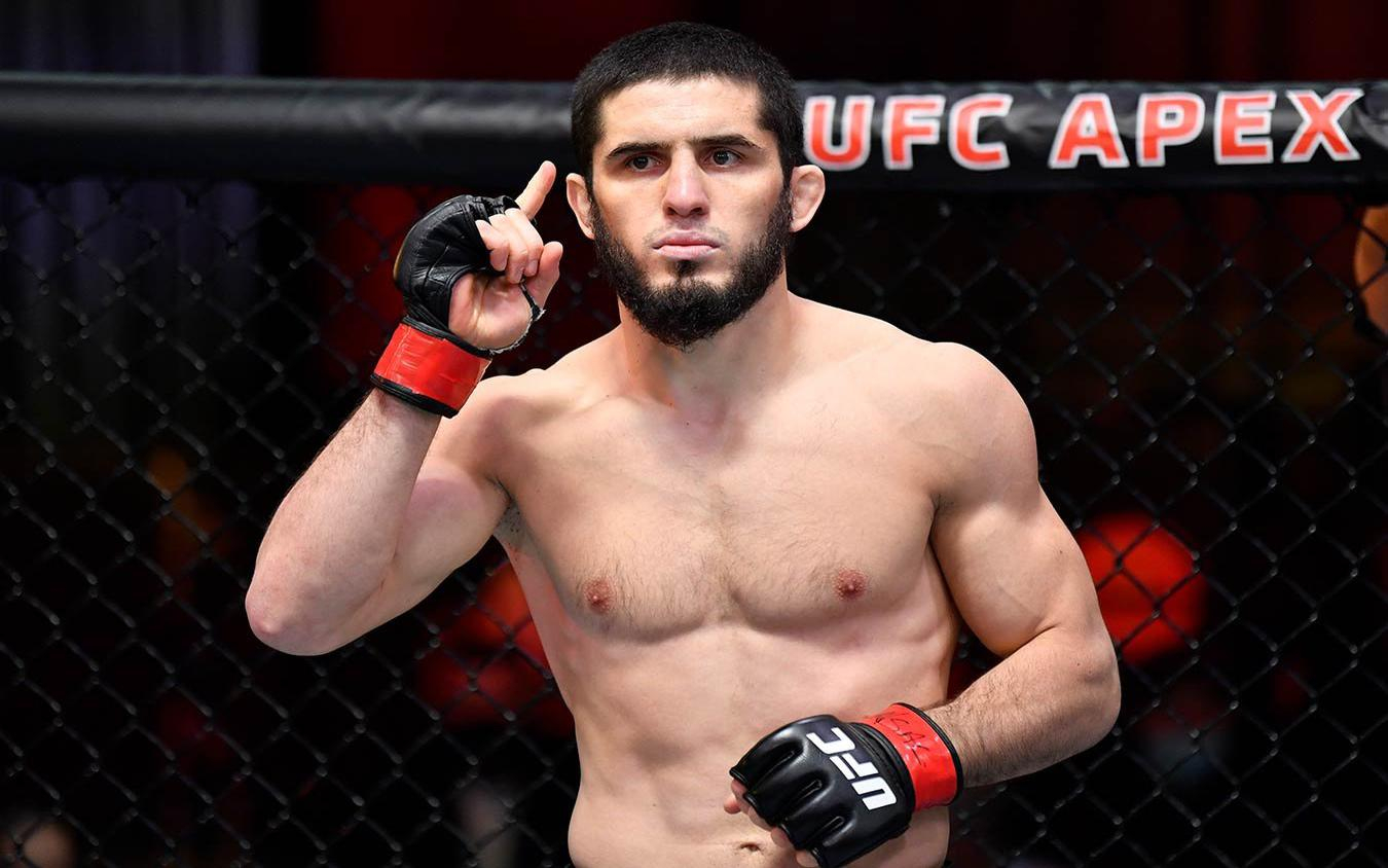 Российский боец Ислам Махачев завоевал титул чемпиона UFC в легком весе