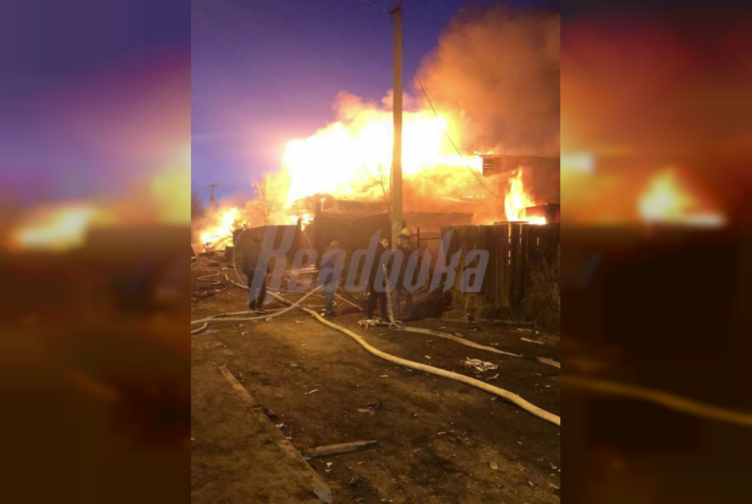 Площадь пожара дома в Иркутске после падения самолета достигла 200 квадратов