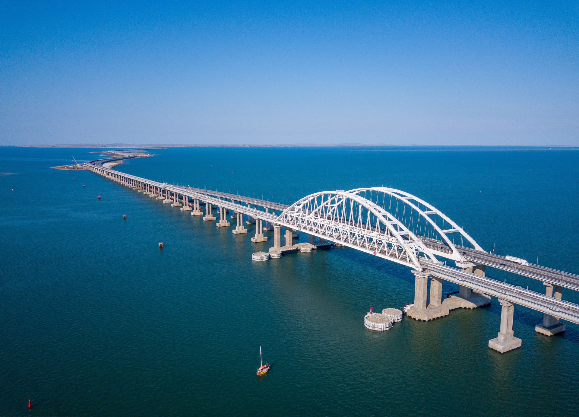 Рабочие приступили к сборке новых пролетов Крымского моста