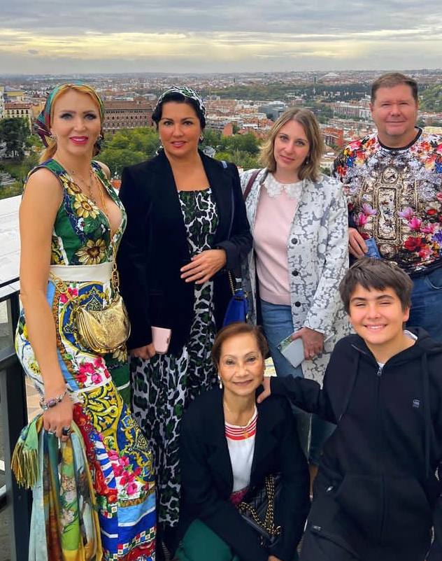 Стилист оценила образ Анны Нетребко, которая пытается прижиться в Европе